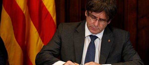 Katalonya özerk yönetimi Başkanı Carles Puigdemont bağımsızlık referandumu yapılması kararını imzaladı - Sputnik Türkiye