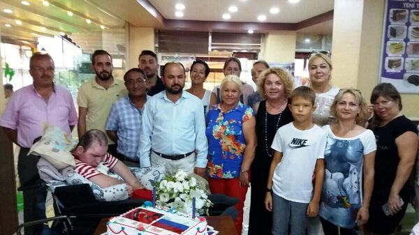 Umut'un 10. yılı, pasta keserek kutlandı.  - Sputnik Türkiye