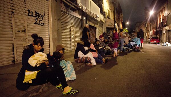 Meksika'daki depremin ardından başkent Mexico City'de insanlar sokaklara döküldü - Sputnik Türkiye