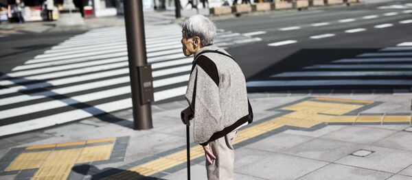 A Japanese elderly woman waits for the traffic light to cross the street in Nagano, northwest of the capital Tokyo on November 7, 2016 A Japanese elderly woman waits for the traffic light to cross the street in Nagano, northwest of the capital Tokyo on November 7, 2016 - Sputnik Türkiye