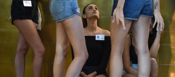 Models wait to appear before the judges during the Lakme Fashion Week (LFW) model auditions in Mumbai - Sputnik Türkiye