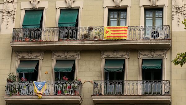 Katalonya'nın başkenti Barcelona'daki bir evin balkonunda asılan Katalan bayrağı - Sputnik Türkiye
