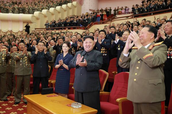 Kuzey Kore lideri Kim Jong Un, 3 Eylül'deki hidrojen bombası denemesine katkı yapan nükleer bilimciler ve mühendisler için yapılan kutlamaya katıldı Kuzey Kore lideri Kim Jong Un, 3 Eylül'deki hidrojen bombası denemesine katkı yapan nükleer bilimciler ve mühendisler için yapılan kutlamaya katıldı - Sputnik Türkiye