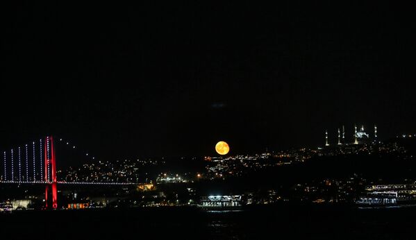 İstanbul'da dolunay - Sputnik Türkiye