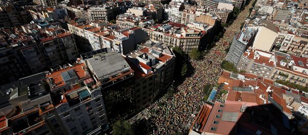 Barcelona şehrinde binlerce kişi, Katalonya'nın 'ulusal bayramı' Diada gününde bağımsızlık için eylem yaptı. - Sputnik Türkiye