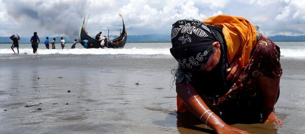 Myanmar-Bangladeş sınırında yorgun bir Arakanlı kadın - Sputnik Türkiye