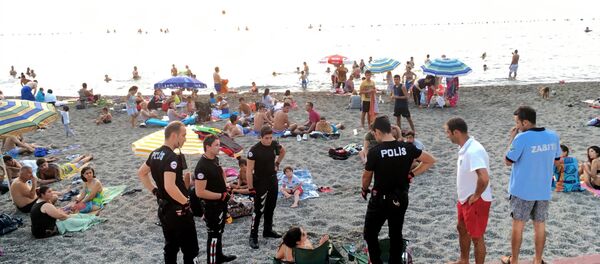 Plajda bira içen kadınlara gözaltı - Sputnik Türkiye