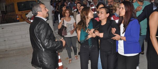 Aysel Tuğluk'un annesinin cenazesine saldırı - Sputnik Türkiye