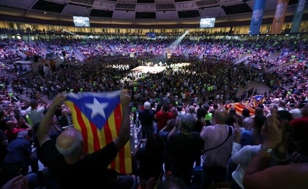 Barcelona'nın güneyindeki Tarragona'da çok sayıda kişi, bağımsızlık referandumu için başlatılan kampanyaya destek verdi. - Sputnik Türkiye