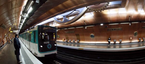 A picture taken on November 28, 2012 of a train arriving at the Arts et Métiers metro station in Paris - Sputnik Türkiye