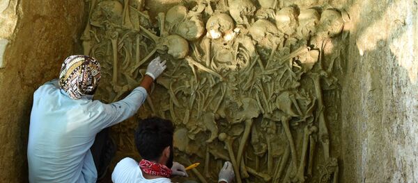 Çanakkale'nin Biga ilçesine bağlı Kemer Köyü'ndeki geçmişi 2600 yıl öncesine dayanan Parion Antik Kenti'nde, 3 Temmuz'da başlayan sezon kazıları tamamlandı. 19 Mayıs Üniversitesi Fen Edebiyat Fakültesi Arkeoloji Bölümü Başkanı Prof. Dr. Vedat Keleş başkanlığında yürütülen kazılarda, yeni buluntular ortaya çıktı. Buluntuların en ilginç olanı ise, 2011 yılında kaçak kazılar sonucu ortaya çıkan ve bu yıl sonuncusu açılan oda mezardan çıkan iskeletler oldu. - Sputnik Türkiye