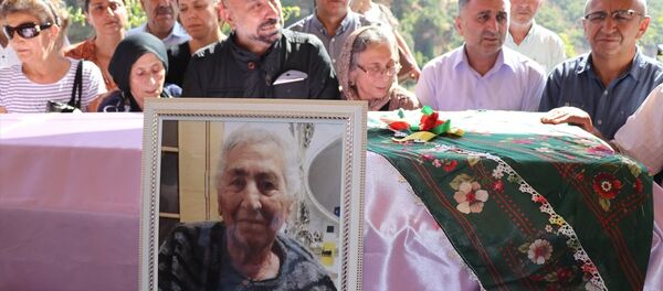 Aysel Tuğluk'un vefat eden annesi Hatun Tuğluk'un cenazesi - Sputnik Türkiye