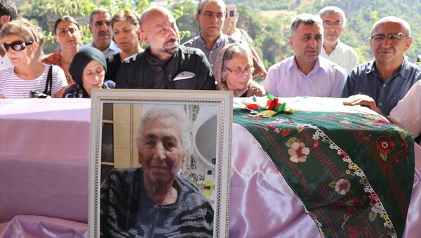 Aysel Tuğluk'un vefat eden annesi Hatun Tuğluk'un cenazesi - Sputnik Türkiye