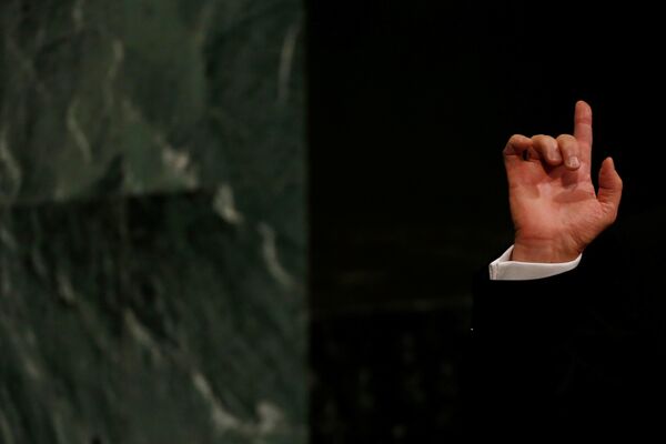 Küba olan ilişkilere de değinen Trump Küba hükümeti bir takım temel reformlar yapmadığı sürece yaptırımları kaldırmayacağız ifadesini kullandı. - Sputnik Türkiye