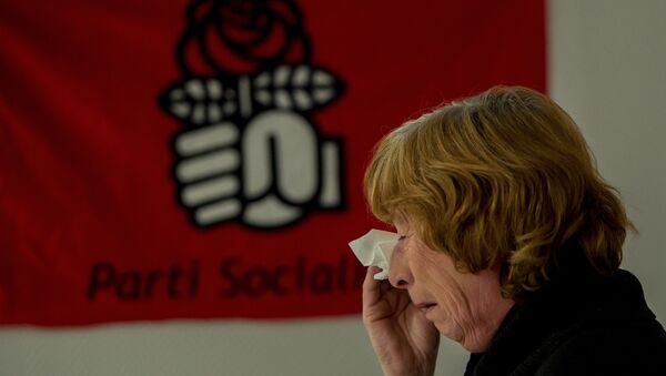 A socialist militant reacts after the announcement of the first results of the the regional elections' first round in the Nord-Pas de Calais-Picardie region on December 6, 2015 at the French socialist party (PS) local headquarters in Lille, northern France. - Sputnik Türkiye