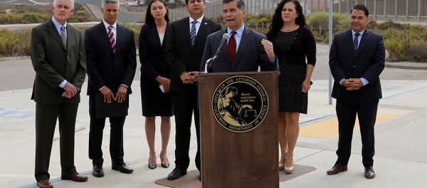 Kaliforniya Başsavcısı Xavier Becerra Kaliforniya Başsavcısı Xavier Becerra - Sputnik Türkiye