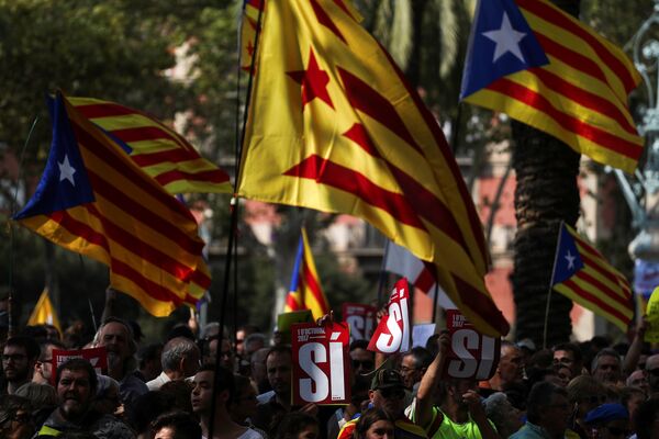 Katalonya Yüksek Mahkemesi önünde toplanan binlerce eylemci Madrid hükümetinin 'yasa dışı' olduğunu savunduğu bağımsızlık referandumunu destekledikleri için gözaltına alınan 12 Katalan yetkilinin serbest bırakılmasını istedi. Gözaltına alınanlar arasında Katalonya Ekonomi Bakanı yardımcısı Josep Maria Jove de bulunuyordu. - Sputnik Türkiye
