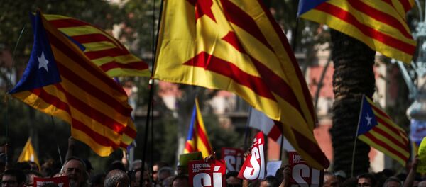 Katalonya Yüksek Mahkemesi önünde toplanan binlerce eylemci Madrid hükümetinin 'yasa dışı' olduğunu savunduğu bağımsızlık referandumunu destekledikleri için gözaltına alınan 12 Katalan yetkilinin serbest bırakılmasını istedi. Gözaltına alınanlar arasında Katalonya Ekonomi Bakanı yardımcısı Josep Maria Jove de bulunuyordu. - Sputnik Türkiye