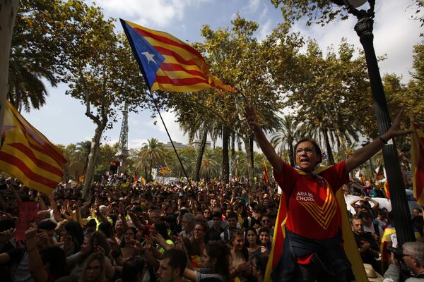 İspanyol hükümeti ayrıca 10 milyon oy pusulasına da el koymuştu. Barcelona'da dün gece yapılan prostestolara ise İspanyol polisinin rakamına göre yaklaşık 40 bin kişi katıldı. Tarragona, Girona ve Lleida gibi Katalan şehirlerinde de binlerce kişi eylem yaptı. - Sputnik Türkiye