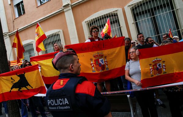 İspanya'ya bağlı kalmayı savunan bir başka grup ise İspanyol jandarmasının kışlası önünde gösteri yaptı. - Sputnik Türkiye