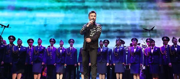 Kızıl Ordu Korosu, Tarkan ve Ajda Pekkan sahnede - Sputnik Türkiye