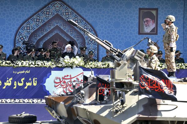 İran Cumhurbaşkanı Hasan Ruhani askeri töreni gözlemliyor - Sputnik Türkiye