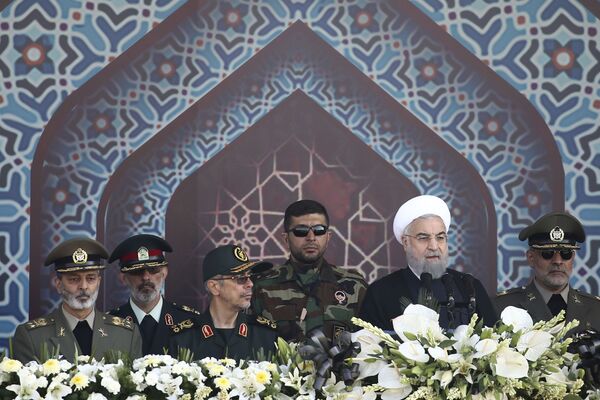 İran-Irak Savaşı başlangıcının 37. yıl dönümü münasebetiyle düzenlenen askeri geçidinde konuşan İran Cumhurbaşkanı Hasan Ruhani - Sputnik Türkiye