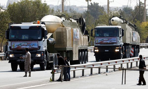 İran'ın yeni uzun menzilli balistik füze Khoramshahr Tehran'da düzenlenen askeri törende - Sputnik Türkiye