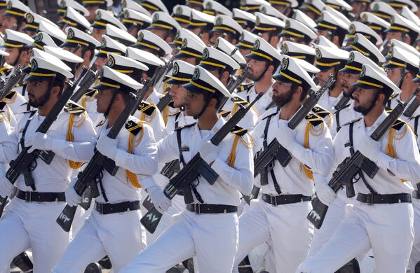 İran askerleri İran-Irak Savaşı başlangıcının 37. yıl dönümü münasebetiyle düzenlenen askeri geçitte. - Sputnik Türkiye