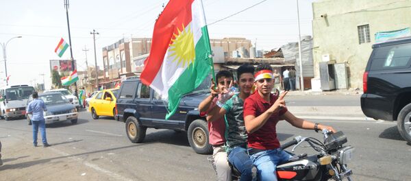 Bağımsızlık referandumunda oyunu kullanan insanlar kutlamalara başladı. Erbil ve Kerkük'te ellerine IKBY bayrağını alan Kürtler, araçlarla şehir turu yapıyorlar. - Sputnik Türkiye