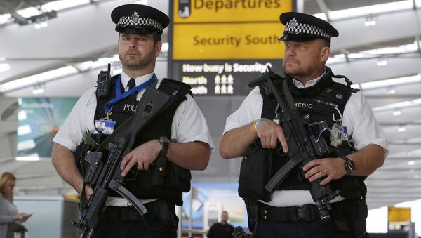 Armed police patrol at Terminal 5, Heathrow Airport in London, Britain March 22, 2016. - Sputnik Türkiye