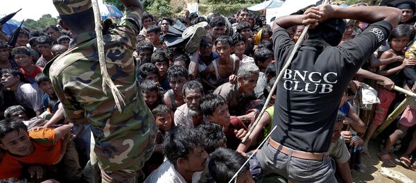 Bangladeşli asker ve güvenlik personeli ,Cox Bazar'da Arakanlı sığınmacıları sopalarla sıraya sokuyor - Sputnik Türkiye