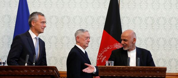 ABD Savunma Bakanı James Mattis, NATO Genel Sekreteri Jens Stoltenberg, Afganistan Devlet Başkanı Eşref Gani - Sputnik Türkiye