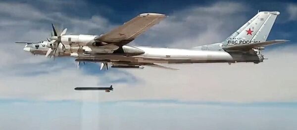 Tu-95 stratejik bombardıman uçakları, Suriye'deki IŞİD hedeflerini vurdu - Sputnik Türkiye