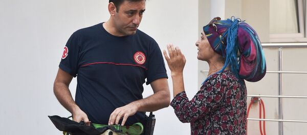İtfaiyeciye güldüren talimat: Ayakkabılarla girme, sigaramı getir - Sputnik Türkiye