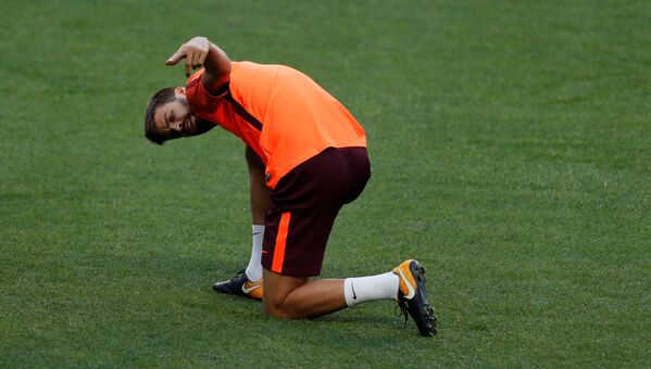 İspanya Milli Takımı'nın ve Barcelona'nın formasını giyen futbolcu Gerard Pique - Sputnik Türkiye