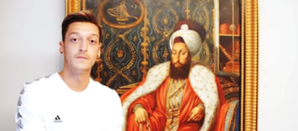 Arsenal’in futbol yıldızı Mesut Özil, YouTube’daki Hypebeast kanalı için İngiltere’nin başkenti Londra’daki evinin kapılarını açtı. - Sputnik Türkiye