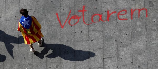Barcelona'da referandum gösterisinde yere 'Oy vereceğiz' yazıldı - Sputnik Türkiye