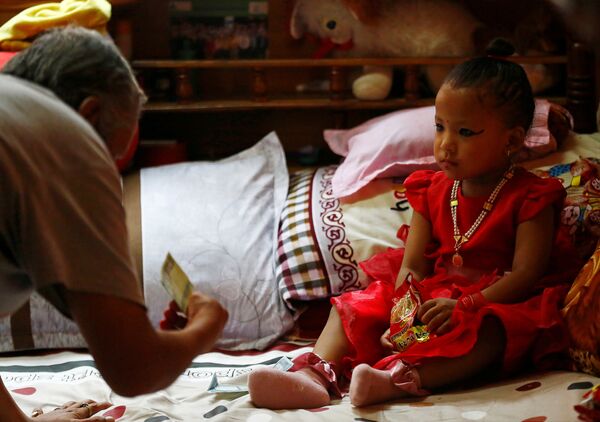 Nepal’de 3 yaşındaki kız ‘yaşayan tanrıça’ seçildi - Sputnik Türkiye