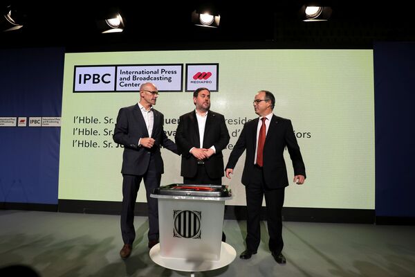 Katalan yetkililer 1 Ekim'de yapılması planlanan bağımsızlık referandumunda kullanılacak oy sandığı ile poz verdi - Sputnik Türkiye