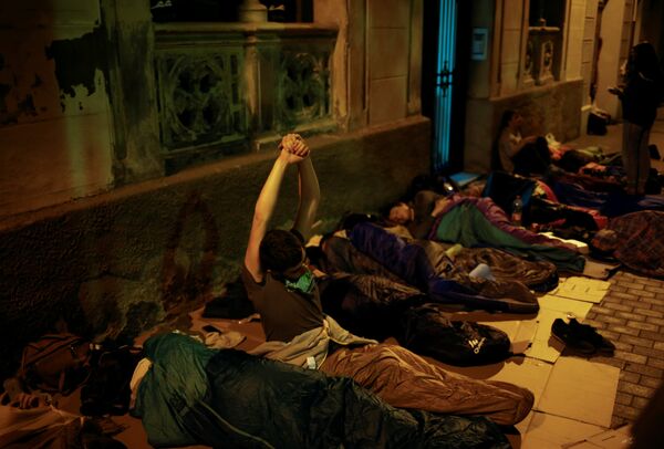 Bazı Katalanlar oy kullanma merkezlerini korumak adına geceyi sokakta geçirdi. Bazı Katalanlar oy kullanma merkezlerini korumak adına geceyi sokakta geçirdi. - Sputnik Türkiye