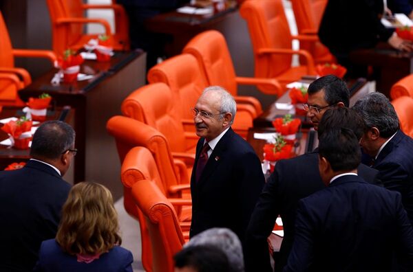 Kahraman, TBMM'nin açılış töreninin ardından makamındaki toplantıda CHP Genel Başkanı Kemal Kılıçdaroğlu'nun bulunmamasına ilişkin Herkesi davet ettik. Galiba randevusu vardı dedi. Kılıçdaroğlu ise davet edilmediğini belirterek Meclis Başkanı'na yalan söylemek yakışmıyor dedi. - Sputnik Türkiye