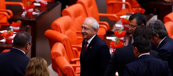 Kahraman, TBMM'nin açılış töreninin ardından makamındaki toplantıda CHP Genel Başkanı Kemal Kılıçdaroğlu'nun bulunmamasına ilişkin Herkesi davet ettik. Galiba randevusu vardı dedi. Kılıçdaroğlu ise davet edilmediğini belirterek Meclis Başkanı'na yalan söylemek yakışmıyor dedi. - Sputnik Türkiye