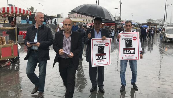 MHP üyeleri uyuşturucu karşıtı broşür dağıttı - Sputnik Türkiye