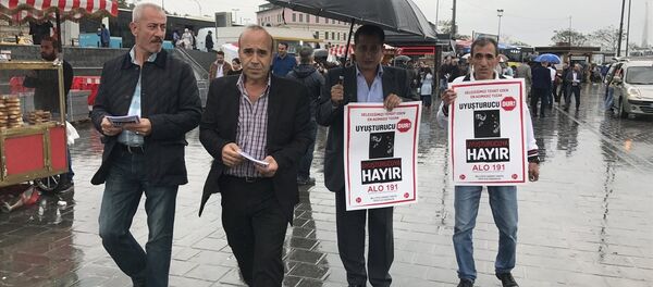 MHP üyeleri uyuşturucu karşıtı broşür dağıttı - Sputnik Türkiye