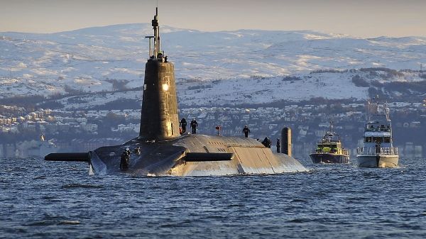 Nuclear submarine HMS Vanguard arrives back at HM Naval Base Clyde, Faslane, Scotland following a patrol - Sputnik Türkiye