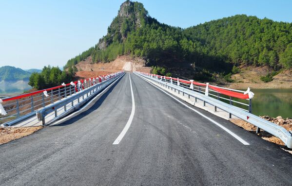 Barajın ayırdığı köylüler yıllar sonra kucaklaştı - Sputnik Türkiye