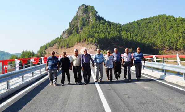 Barajın ayırdığı köylüler yıllar sonra kucaklaştı - Sputnik Türkiye