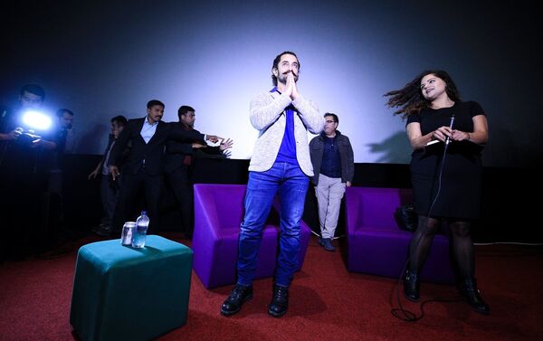 Bollywood'un ünlü oyuncusu Aamir Khan, Kanyon Alış Veriş Merkezi'ndeki Cinemaximum'daki bir salonda hayranlarıyla buluştu. - Sputnik Türkiye
