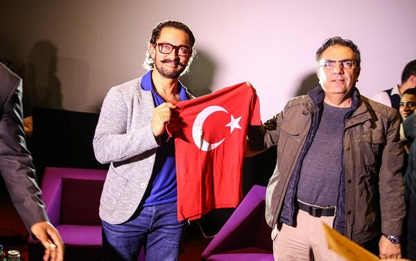 Bollywood'un ünlü oyuncusu Aamir Khan, Kanyon Alış Veriş Merkezi'ndeki Cinemaximum'daki bir salonda hayranlarıyla buluştu. Etkinlikte bir hayranı tarafından Khan'a Türk Baraklı tişört hediye edildi. - Sputnik Türkiye